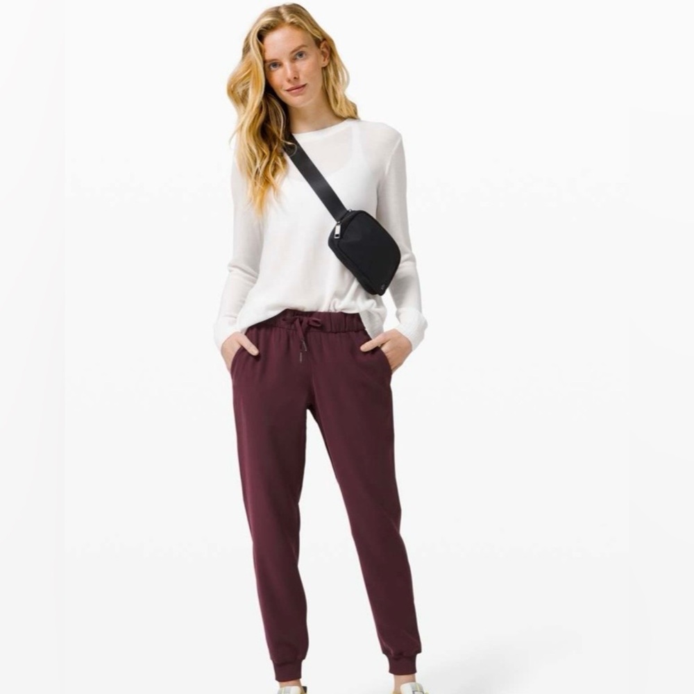 Lululemon On the Fly Jogger Woven Cassis